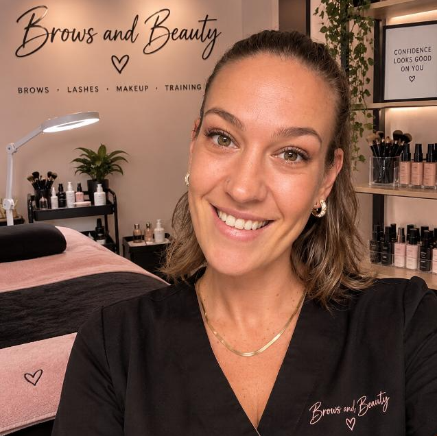 Rochelle welcoming you to Brows and Beauty for makeup courses